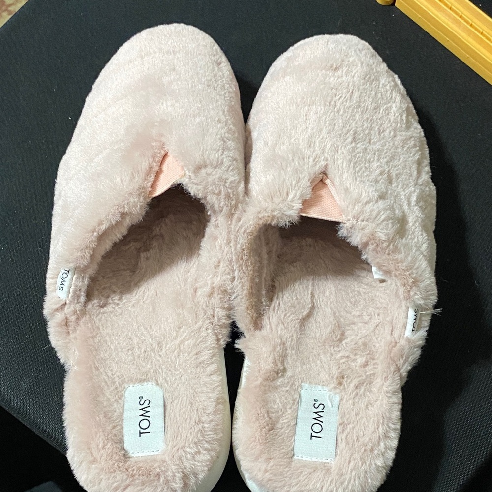 TOMS WO SIZE 11 soft pink plush‎ slippers clean